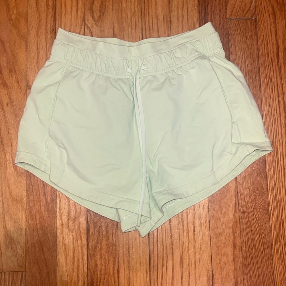 Lululemon inner glow short 3 inch